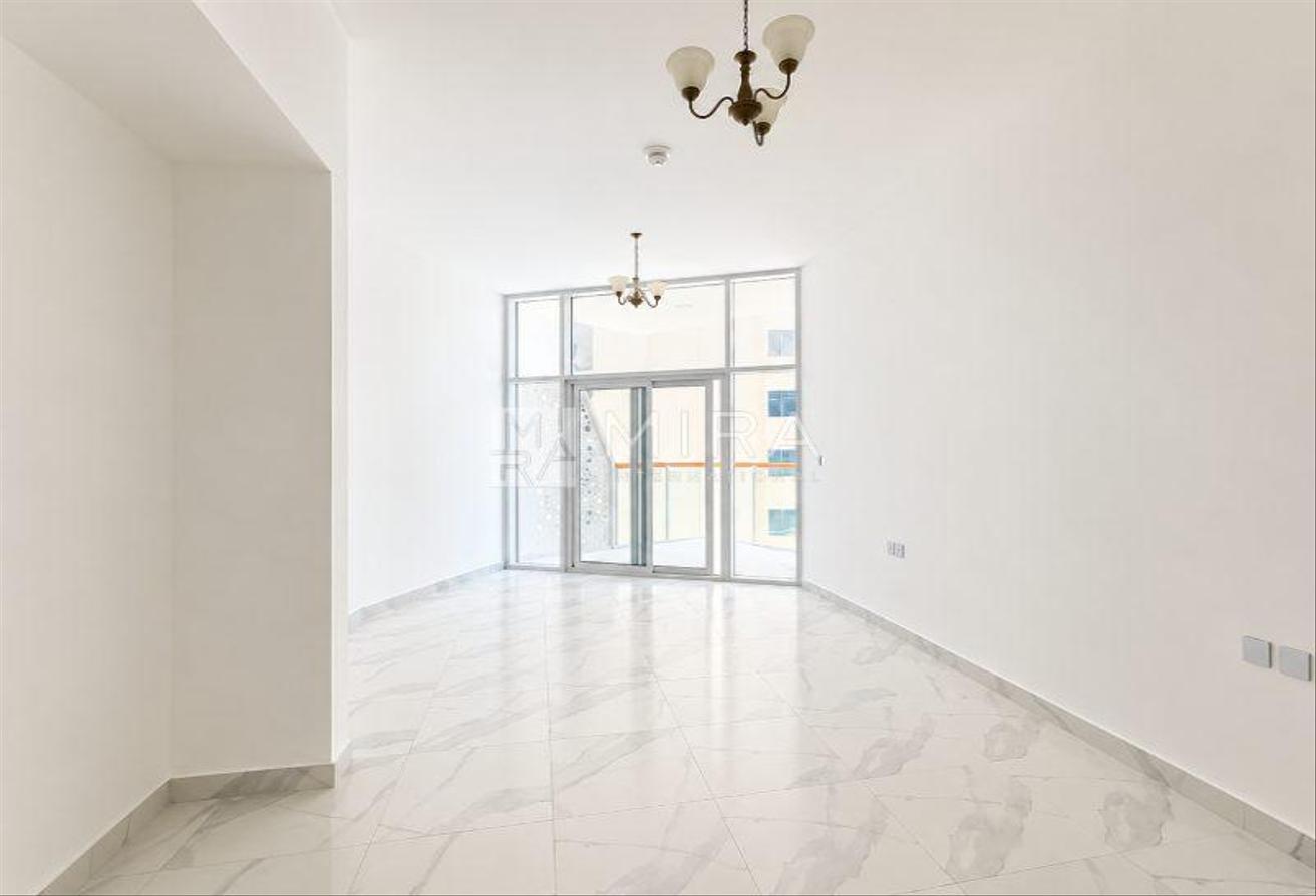 Canal View | Huge Layout | Vacant Soon photo 2