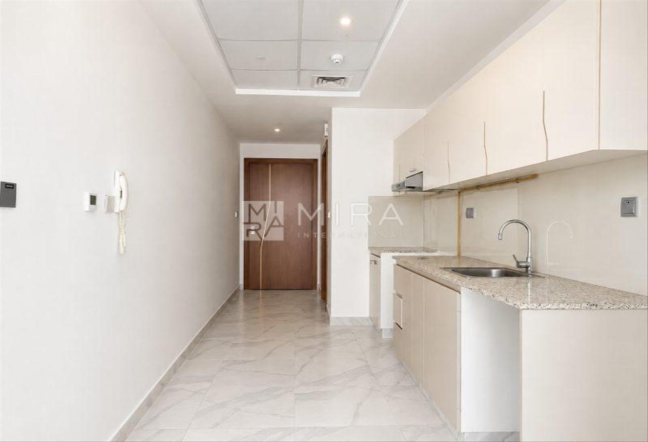 Canal View | Huge Layout | Vacant Soon photo 3