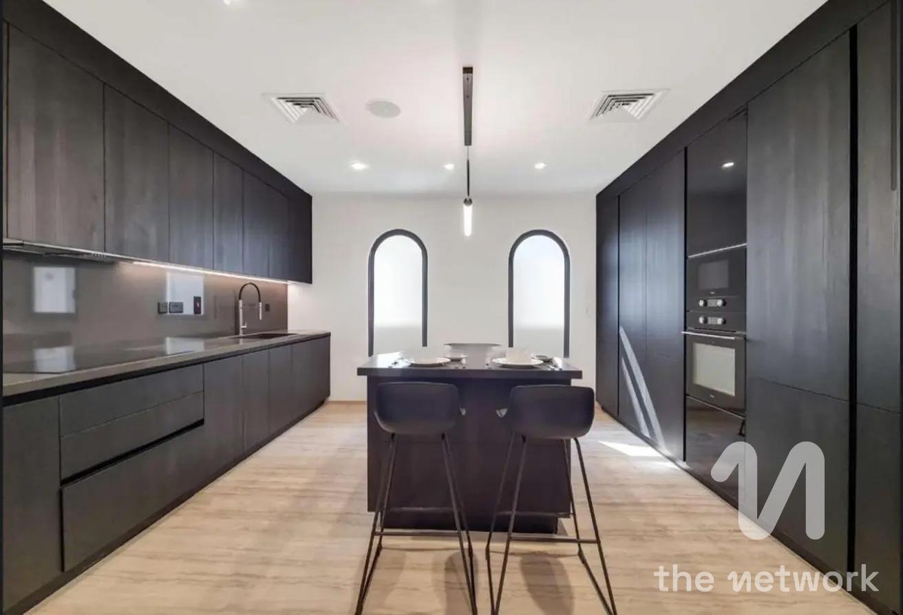 Upgraded 4BR Villa | Prime Palm Jumeirah Living photo 5