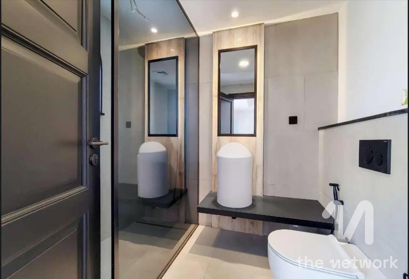 Upgraded 4BR Villa | Prime Palm Jumeirah Living photo 14