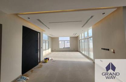 Villa - 4 Bedrooms - 6 Bathrooms for rent in Al Aweer 1 - Al Aweer - Dubai