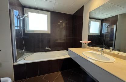 Apartment - 2 Bedrooms - 3 Bathrooms for rent in Royal Breeze - Al Hamra Village - Ras Al Khaimah