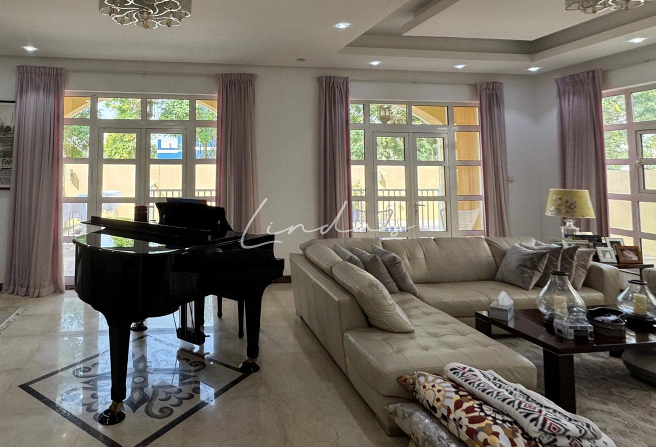 5 Beds | Pool + Basement | Stunning Bright Villa photo 3