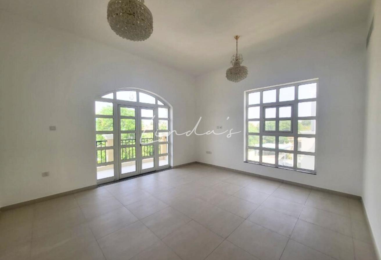 5 Beds | Pool + Basement | Stunning Bright Villa photo 4