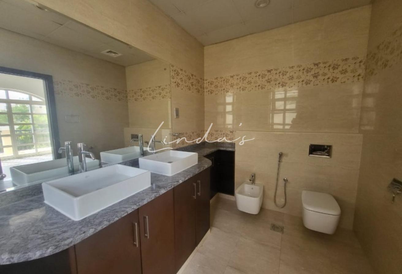 5 Beds | Pool + Basement | Stunning Bright Villa photo 9