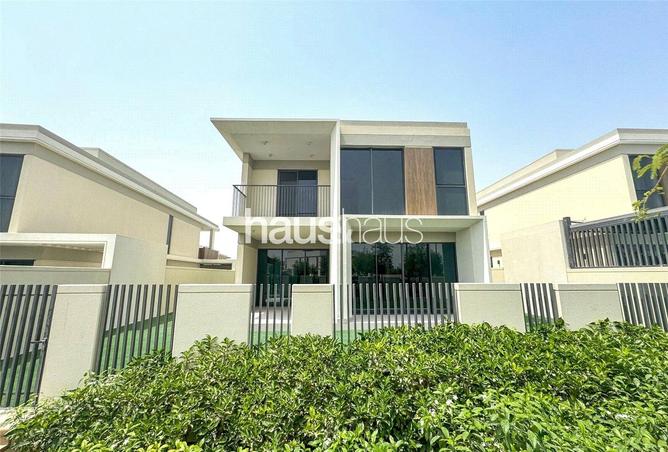 White Marble | Landscaped | Open Kitchen
