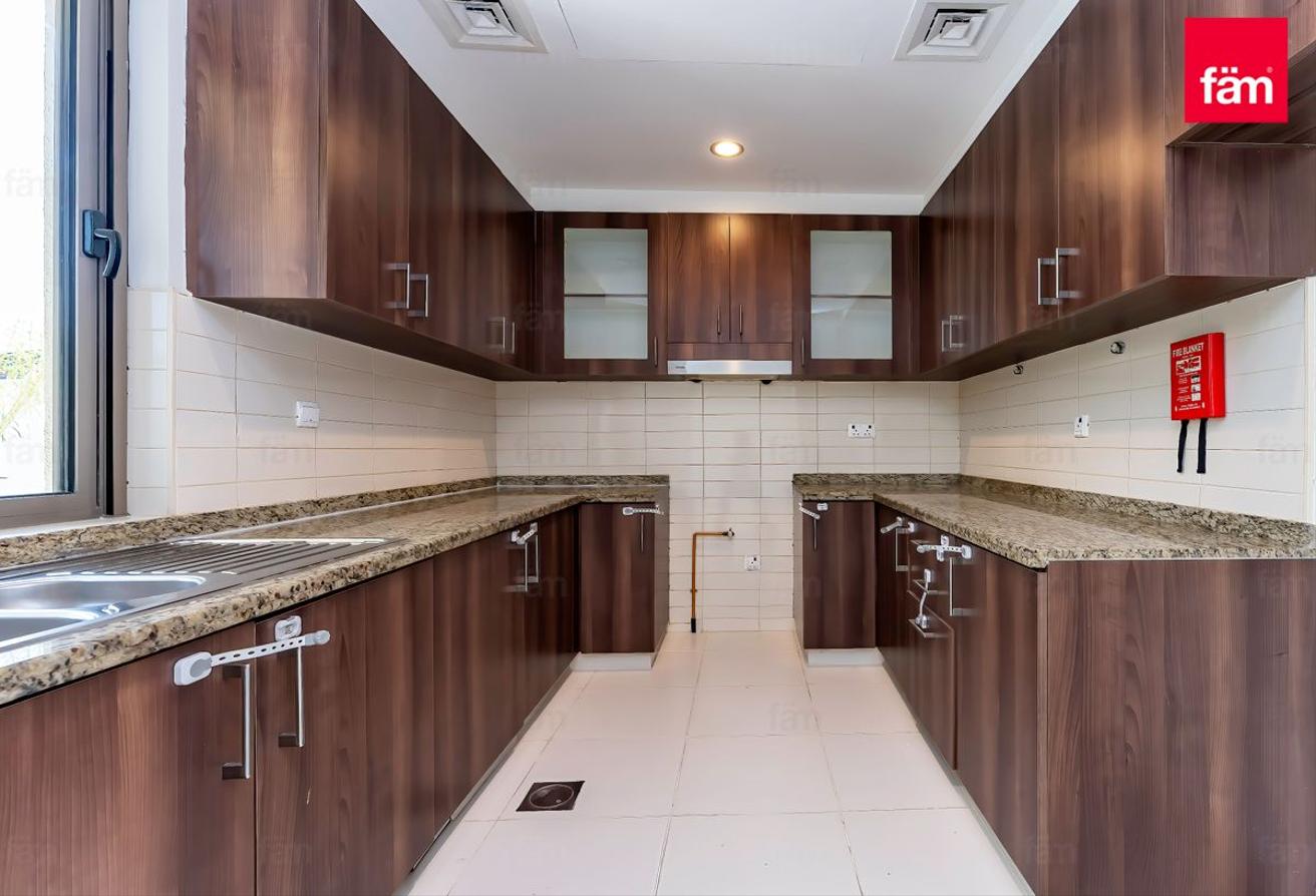 3br Type A End Unit Single Row Vacant Park Behind photo 8