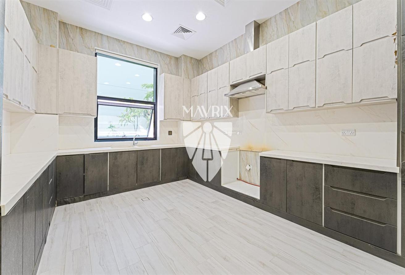 Spacious 5BR Villa | Prime Location | Luxurious photo 3