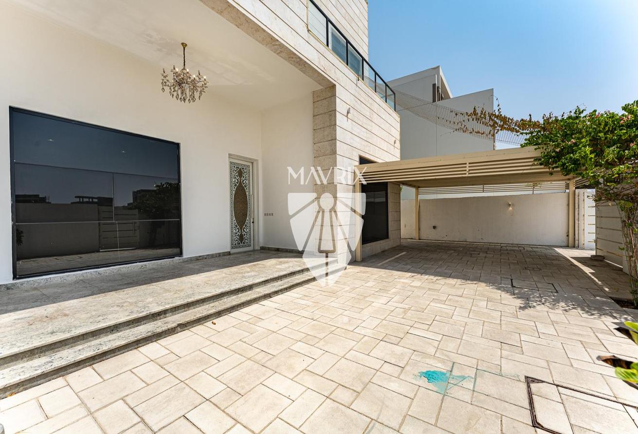 Spacious 5BR Villa | Prime Location | Luxurious photo 28