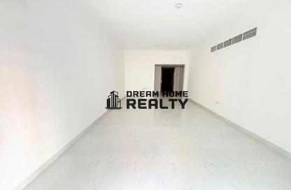 Apartment - 2 Bedrooms - 2 Bathrooms for rent in Yasmeen Tower - Al Majaz 2 - Al Majaz - Sharjah