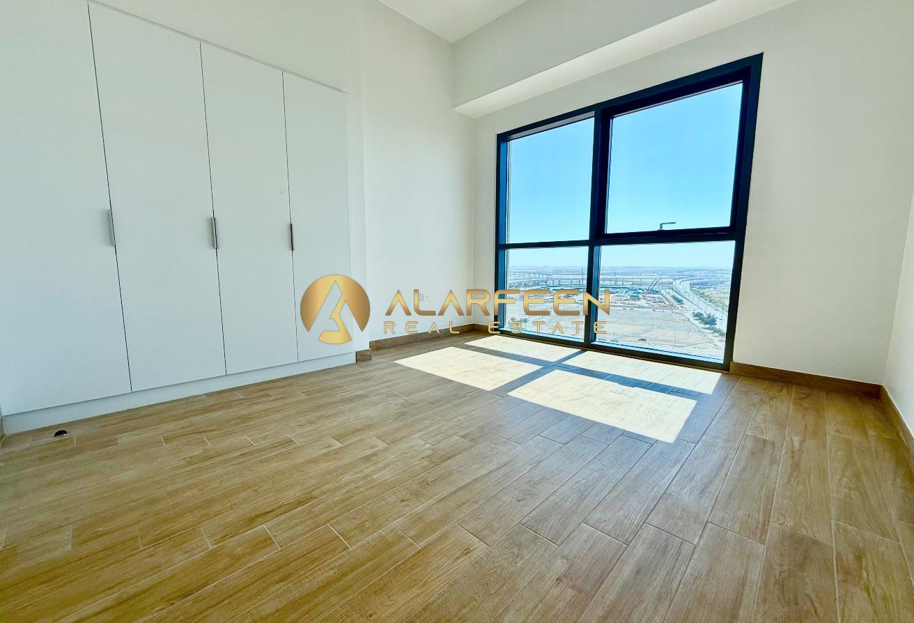 Beautiful 3BHK | Pool View | Close to Metro photo 9