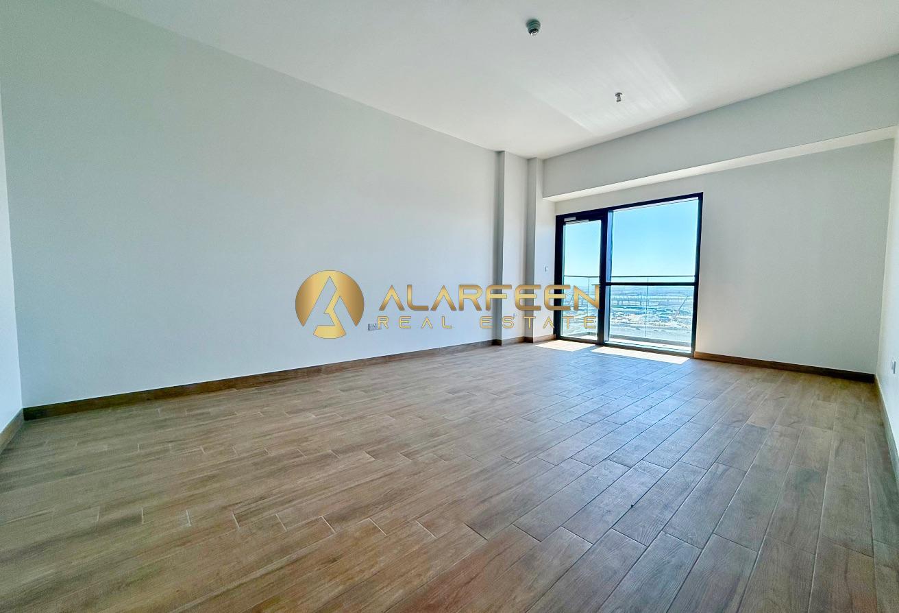 Beautiful 3BHK | Pool View | Close to Metro photo 3