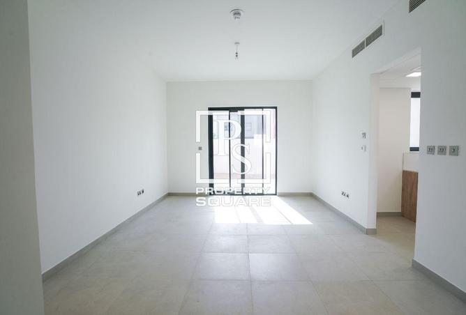 Corner Unit | 3BR Single   Row Villa | Vacant Now — photo 2