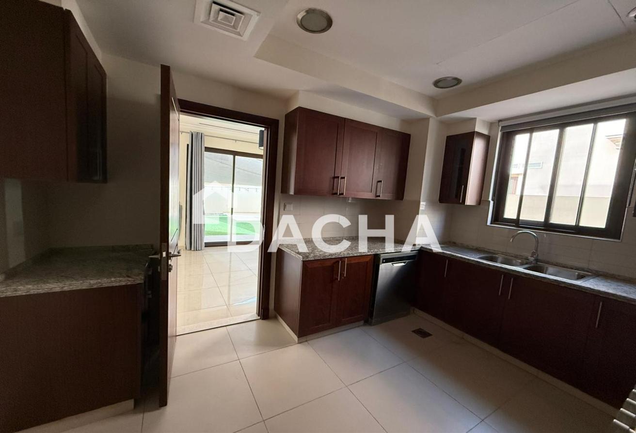 Huge Plot | Close to Amenities | Vacant photo 4