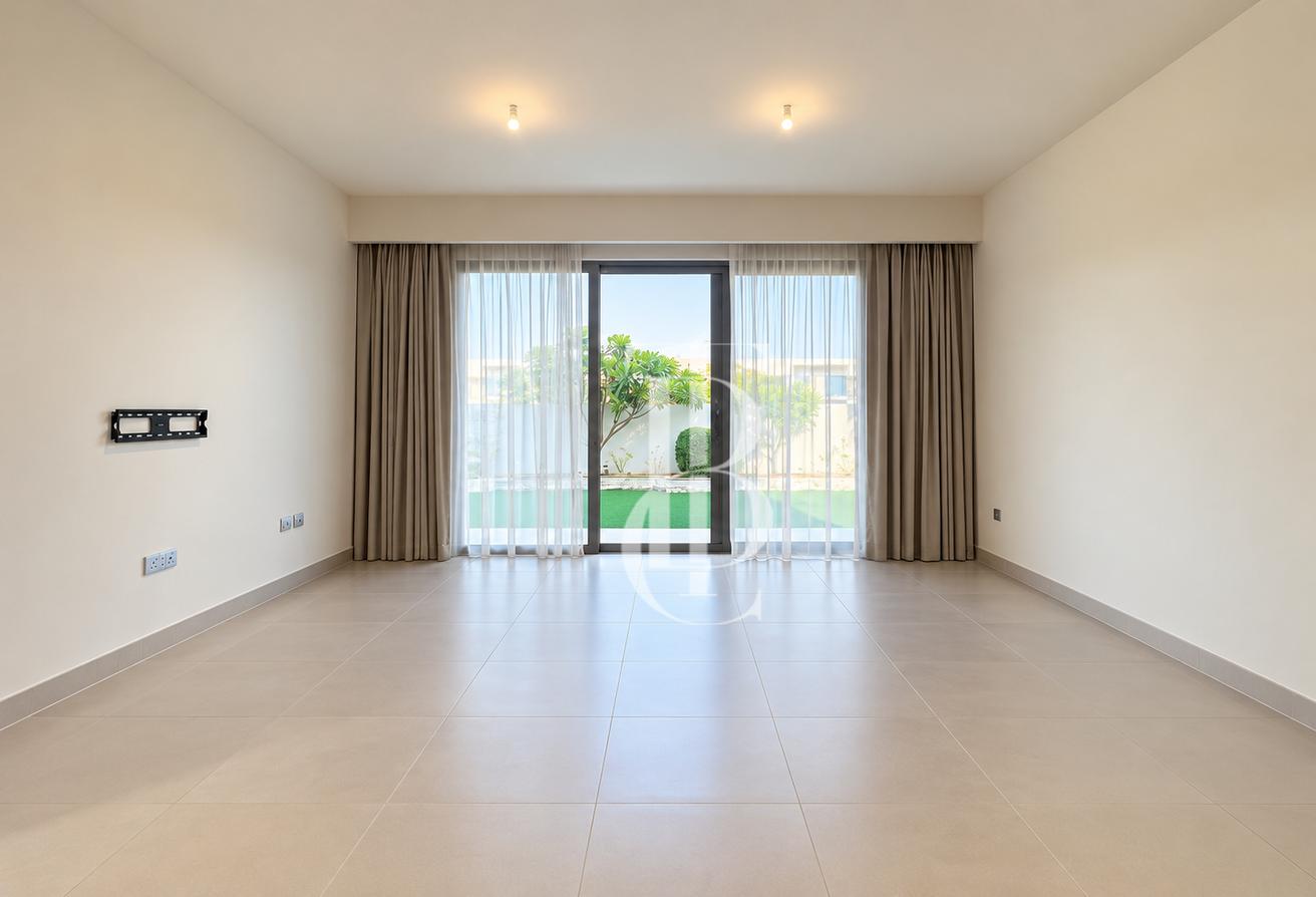Single Row | Keys In Hand | Landscaped photo 6