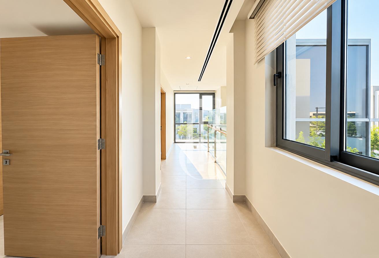 Single Row | Keys In Hand | Landscaped photo 8