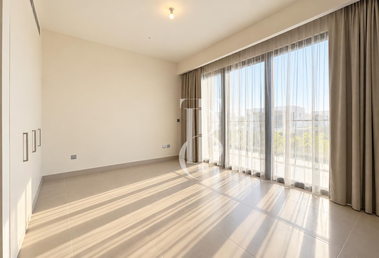 Single Row | Keys In Hand | Landscaped photo 12