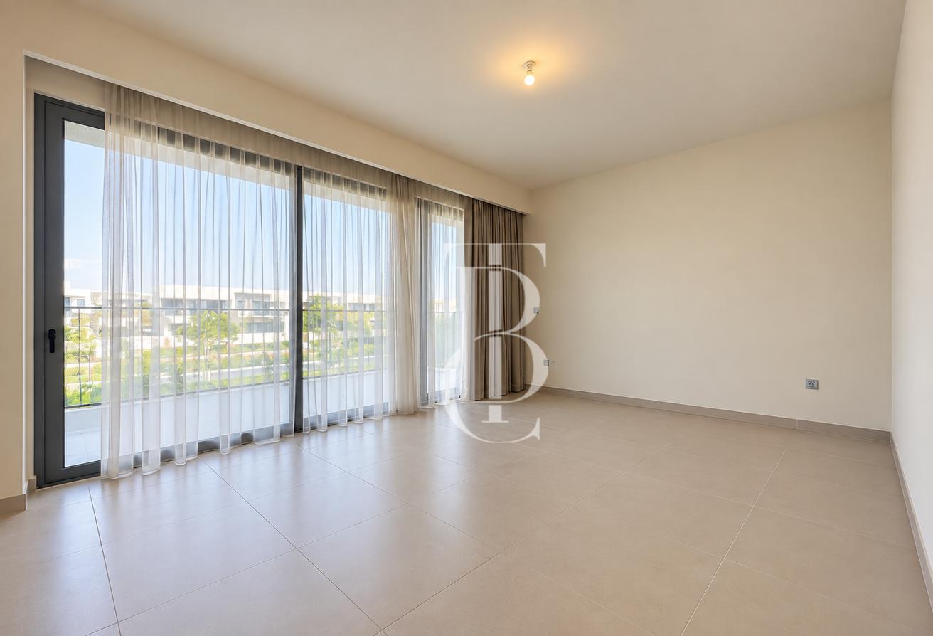 Single Row | Keys In Hand | Landscaped photo 13