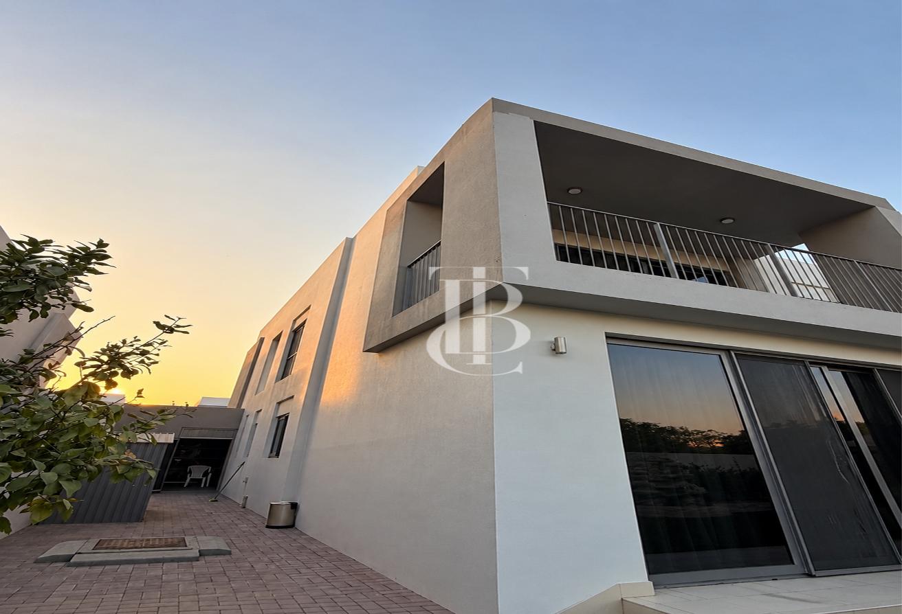 Single Row | Keys In Hand | Landscaped photo 2