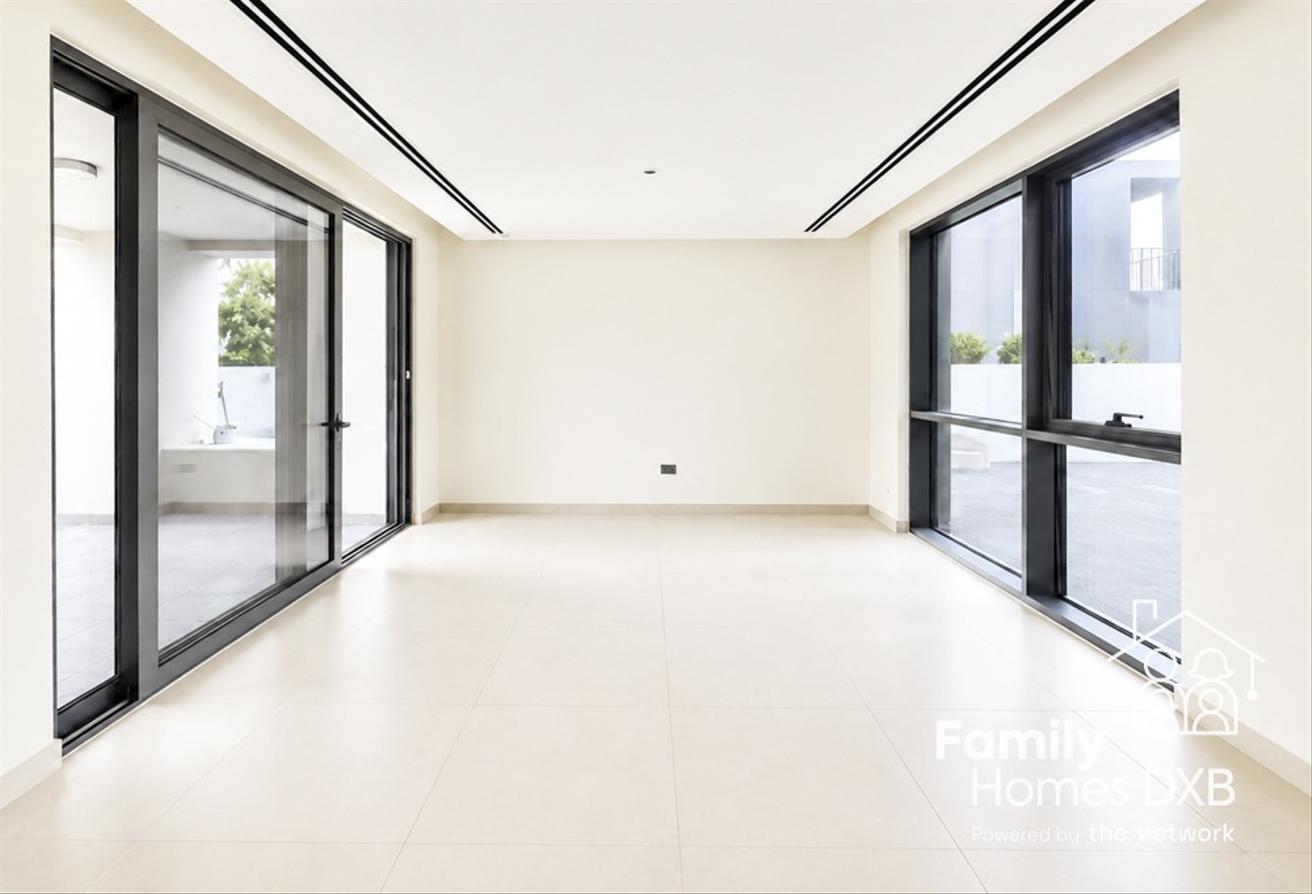 Vacant Now | Heated & Chilled Pool | Easy to View photo 6