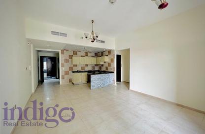 شقة - غرفة نوم - 2 حمامات للايجار في برج حمزة - مدينة دبي الرياضية - دبي