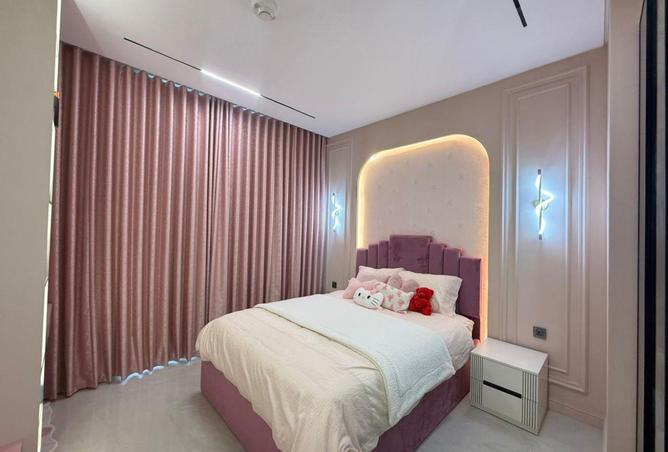 Upgraded | Vacant on Transfer | Fully Furnished — photo 3