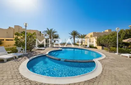 Villa - 4 Bedrooms - 5 Bathrooms for rent in Jumeirah 1 Villas - Jumeirah 1 - Jumeirah - Dubai