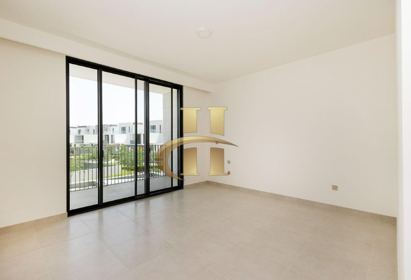 Spacious-Ready to Move-Park Facing photo 6