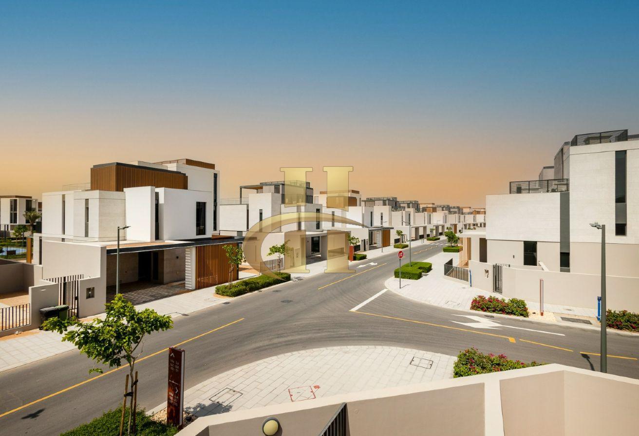 Spacious-Ready to Move-Park Facing photo 12
