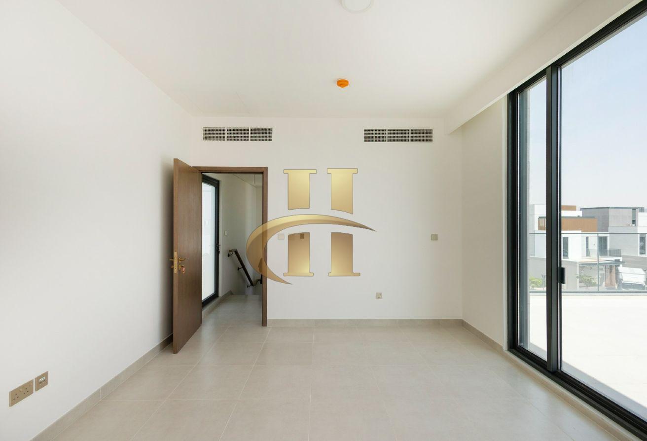 Spacious-Ready to Move-Park Facing photo 4
