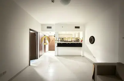 شقة - غرفة نوم - 2 حمامات للايجار في مبنى ربدان - موتور سيتي - دبي