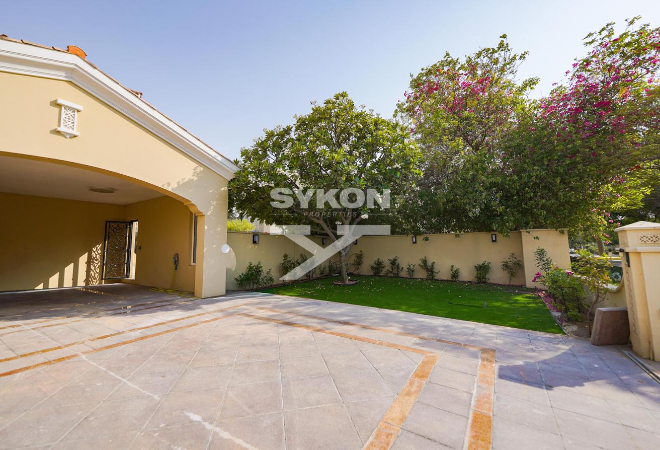 Spacious 5 BR Villa | Huge Plot | Luxury Mansion photo 30