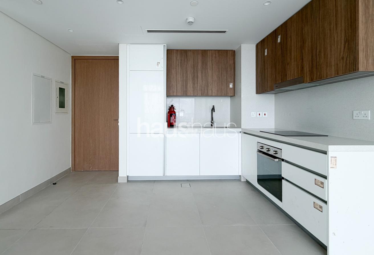 Top Floor | Brand New | Skyline View photo 4