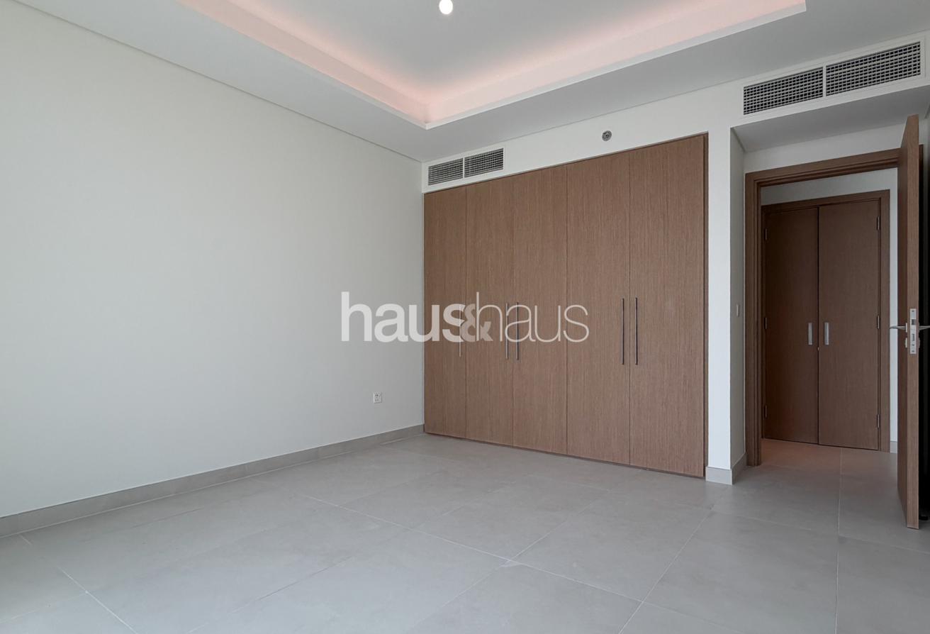 Top Floor | Brand New | Skyline View photo 5