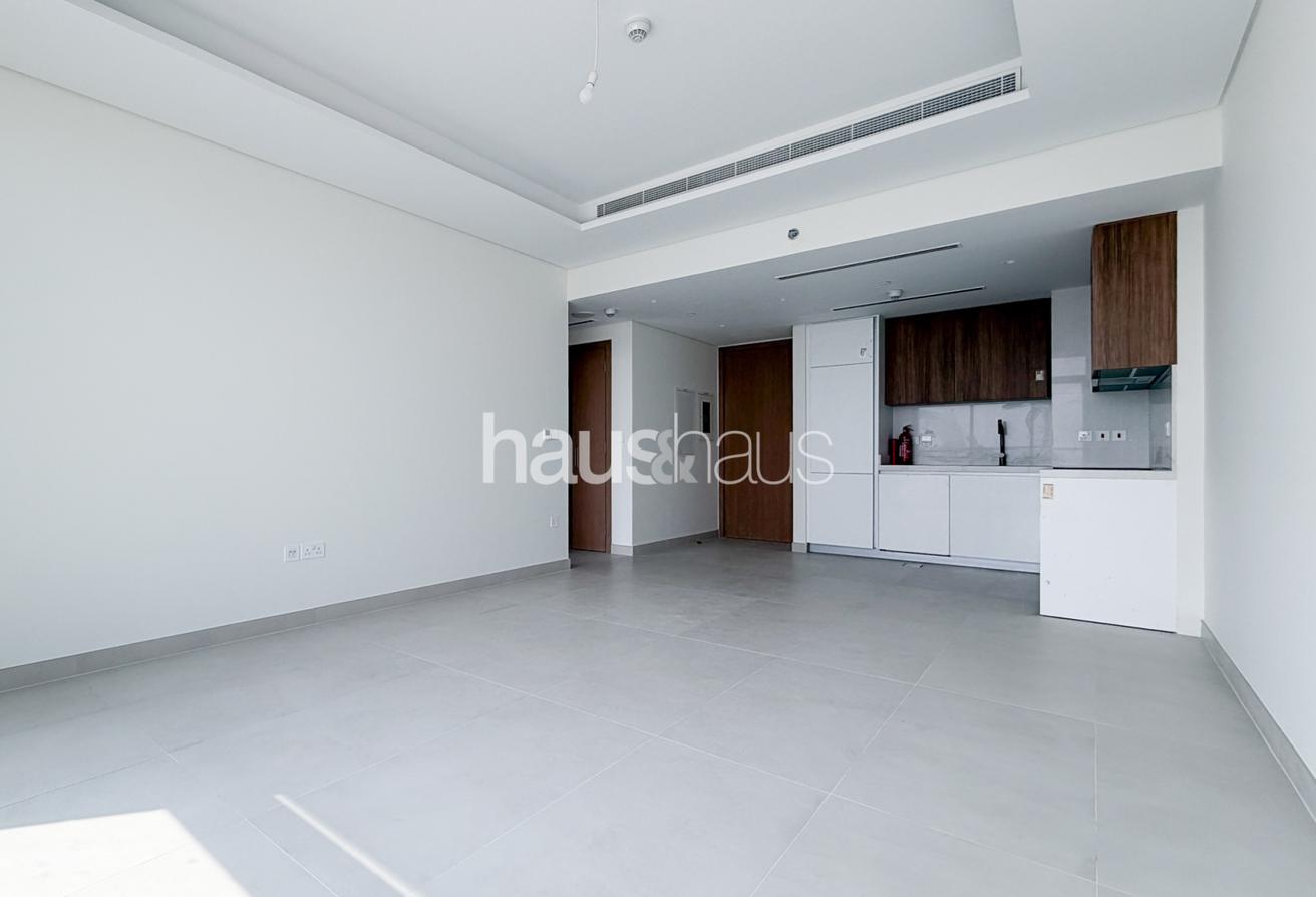 Top Floor | Brand New | Skyline View photo 2