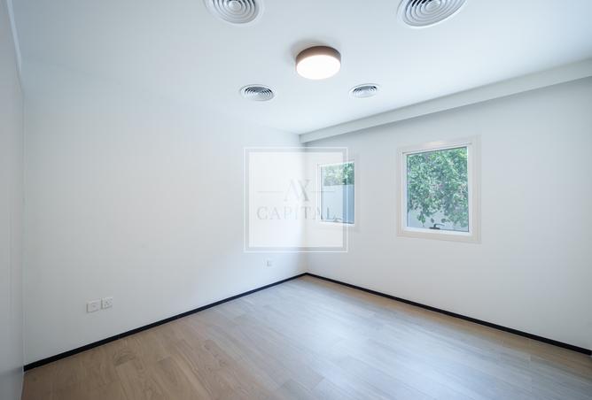 Chiller Free | Vacant | Huge Layout | Upgraded photo 3