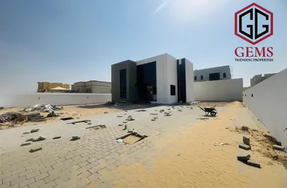 Villa - 4 Bedrooms - 5 Bathrooms for rent in Al Aweer 1 - Al Aweer - Dubai