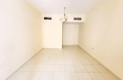 شقة - غرفة نوم - 2 حمامات للايجار في بناية هاجر - تجارية مويلح - الشارقة