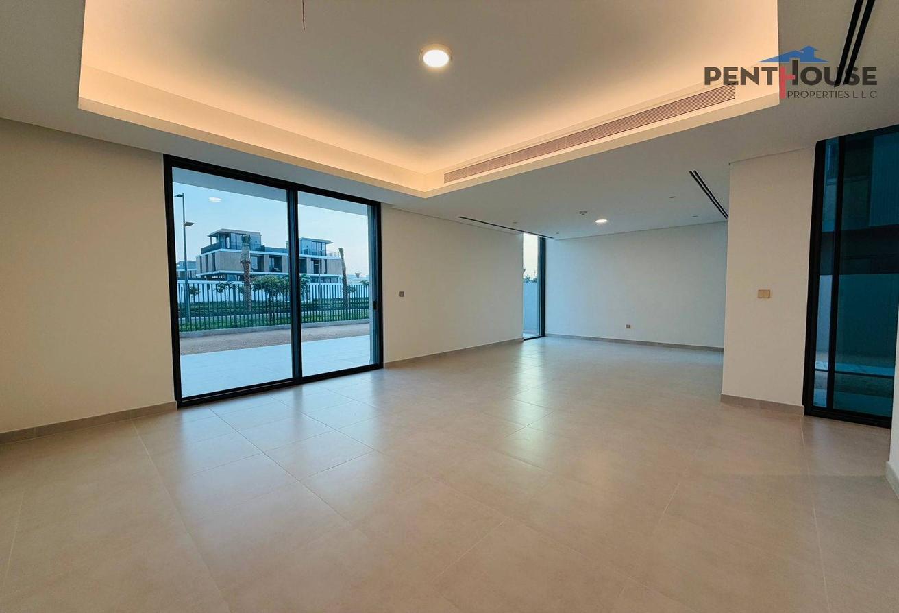 Ultra Luxurious | Brand New | Boulevard view photo 11