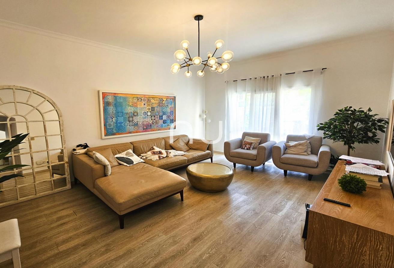 Available August| Rare 5 bedroom | Great Location photo 2