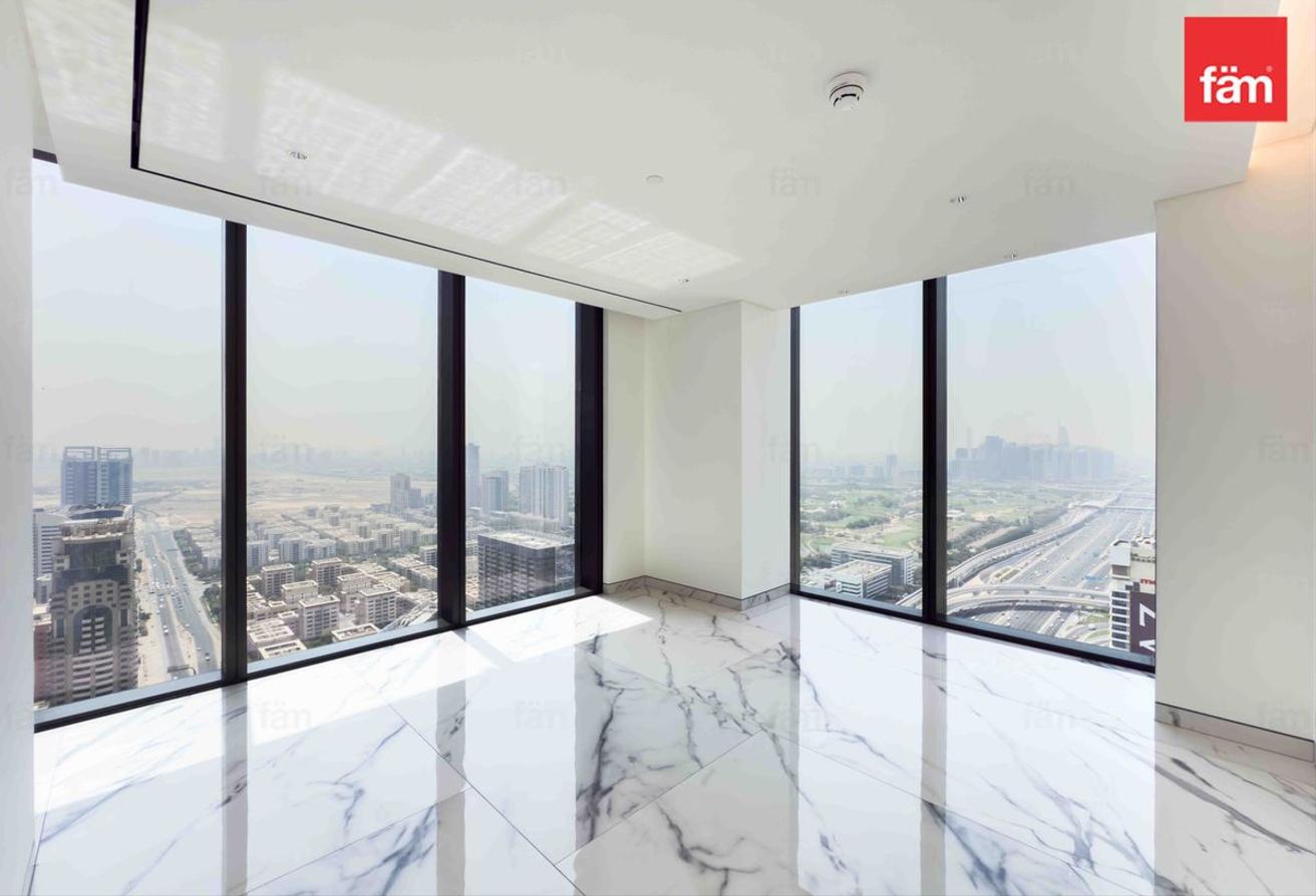 Luxurious Living I High Floor I Vacant photo 9