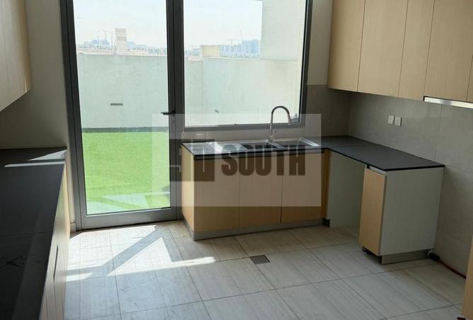 Spacious Layout | Prime Location | Vacant photo 3