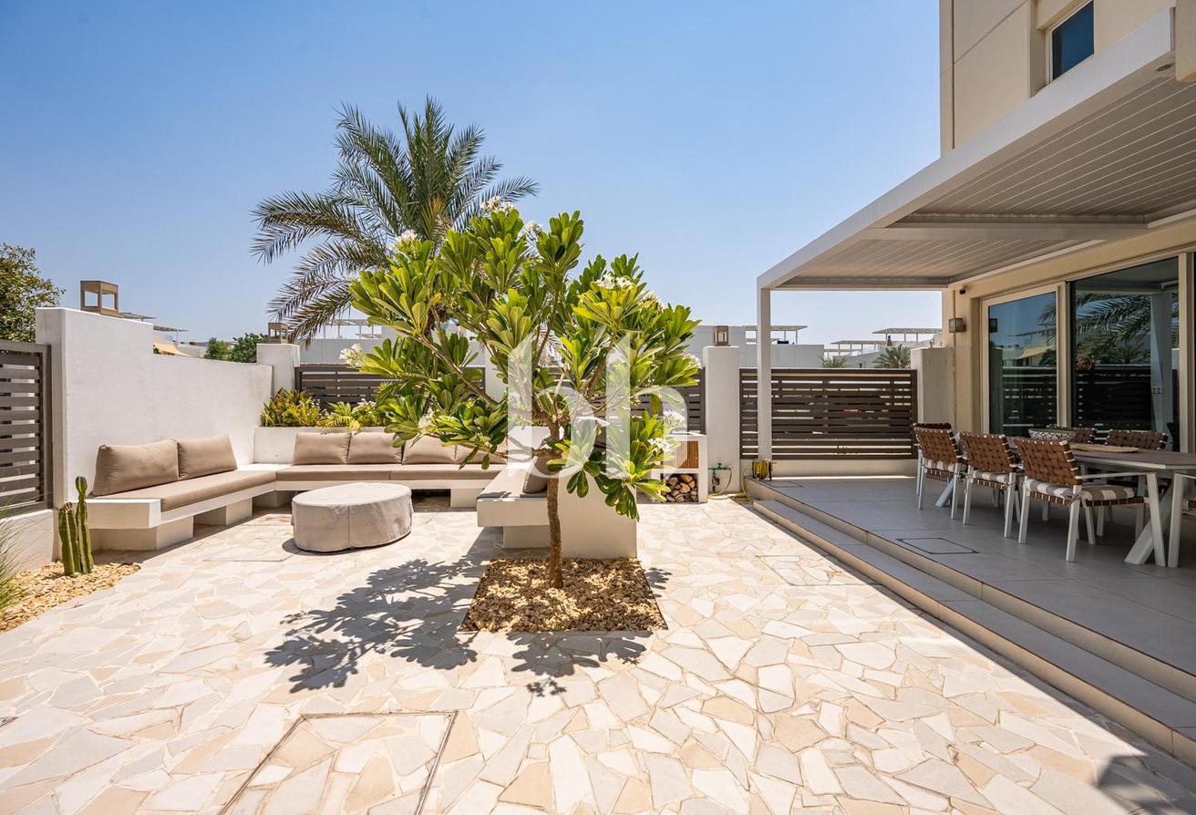 Partially upgraded | Corner Unit | Landscaped photo 16