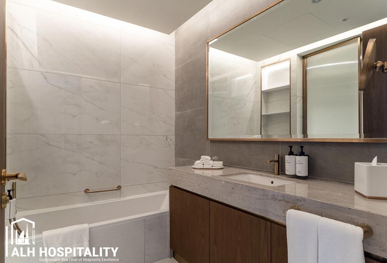 Unparalleled 3 beds | Canal and Burj Khalifa View photo 18