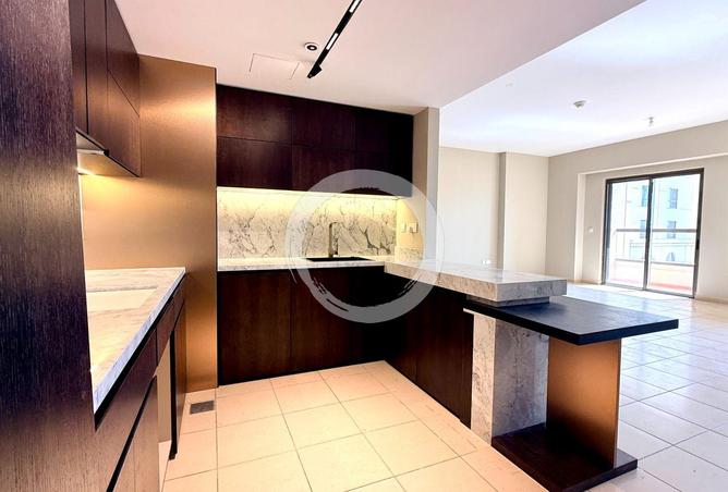 UPGRADED KITCHEN | DUBAI EYE AND SEA VIEW — photo 2