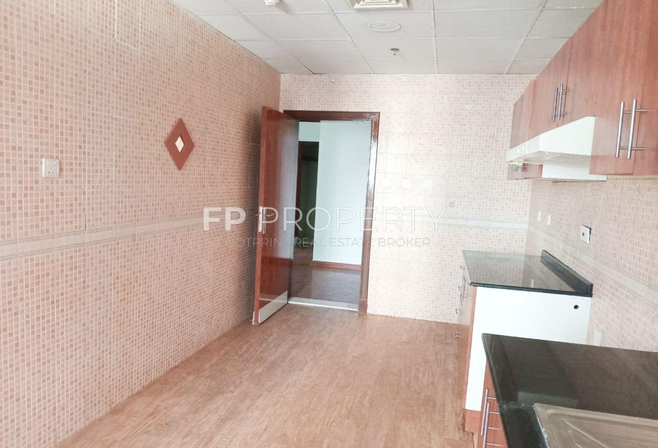 Chiller Free | Spacious | Huge Layout| Vacant photo 11