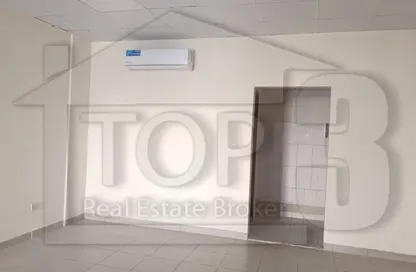 متجر - استوديو - 1 حمام للايجار في مبنى واي13 - طراز إنجليزي - المدينة العالمية - دبي