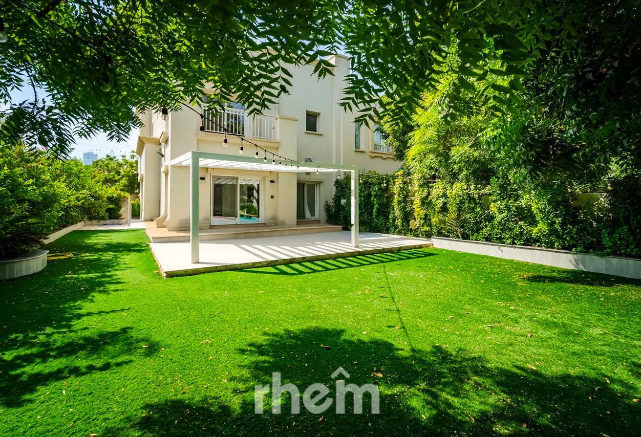 Prime Location | Spacious | for Families photo 15
