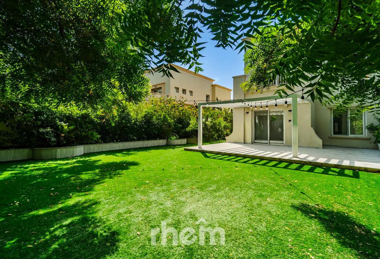 Prime Location | Spacious | for Families photo 16
