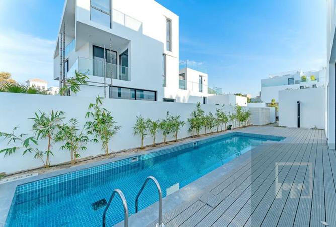 منزل عائلي شاغر  |  جاهز للانتقال  |  حمام سباحة خاص